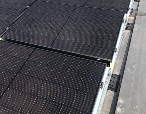 Zonnepanelen installatie op plat dak