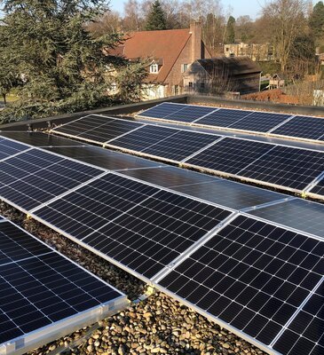 Zonnepaneelinstallatie plat dak
